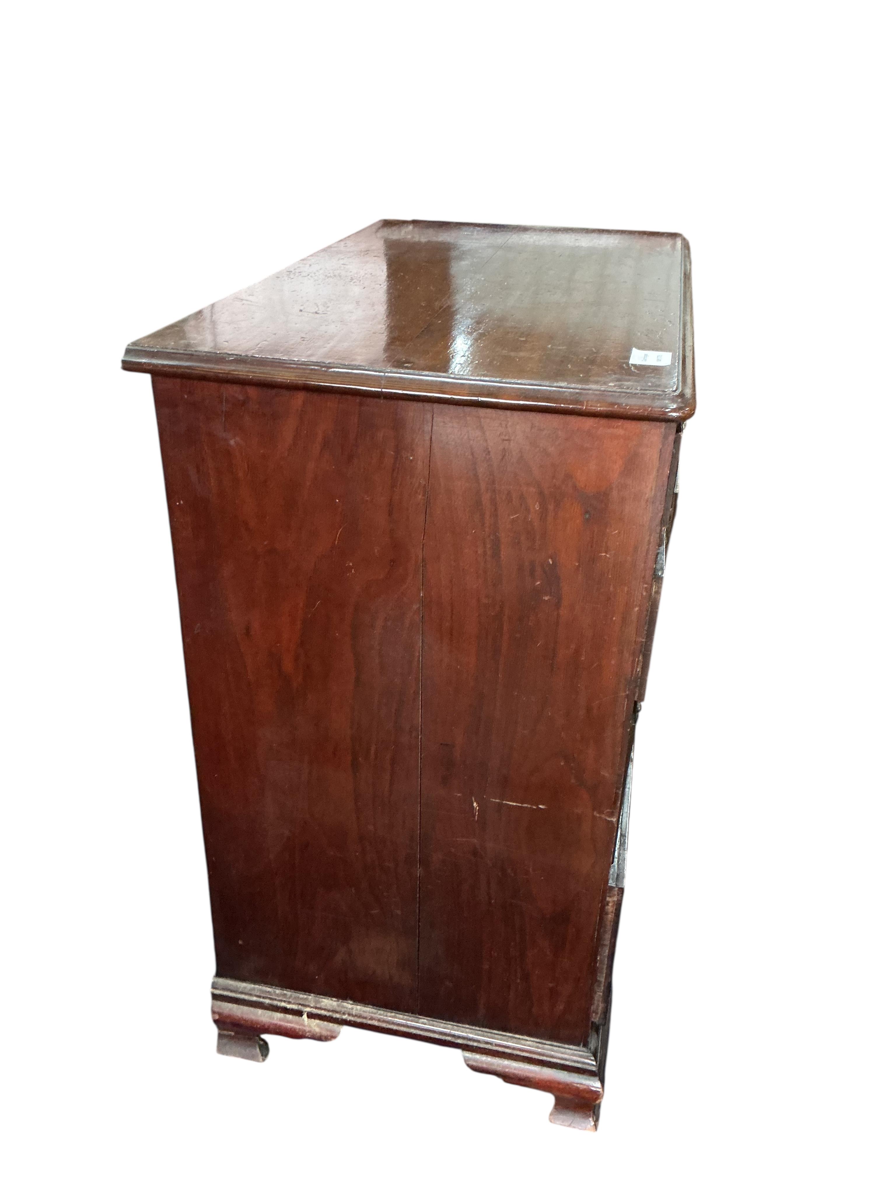 A small George III mahogany chest of drawers, width 79cm, depth 44cm, height 83cm